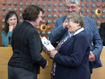 Frau Henk-Holstein überreicht Ulrike Detjen die Ehrung