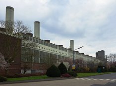 Das 550 m lange Zentralgebäude des Kraftwerks