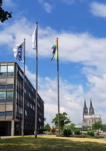 Landeshaus mit Beflaggung